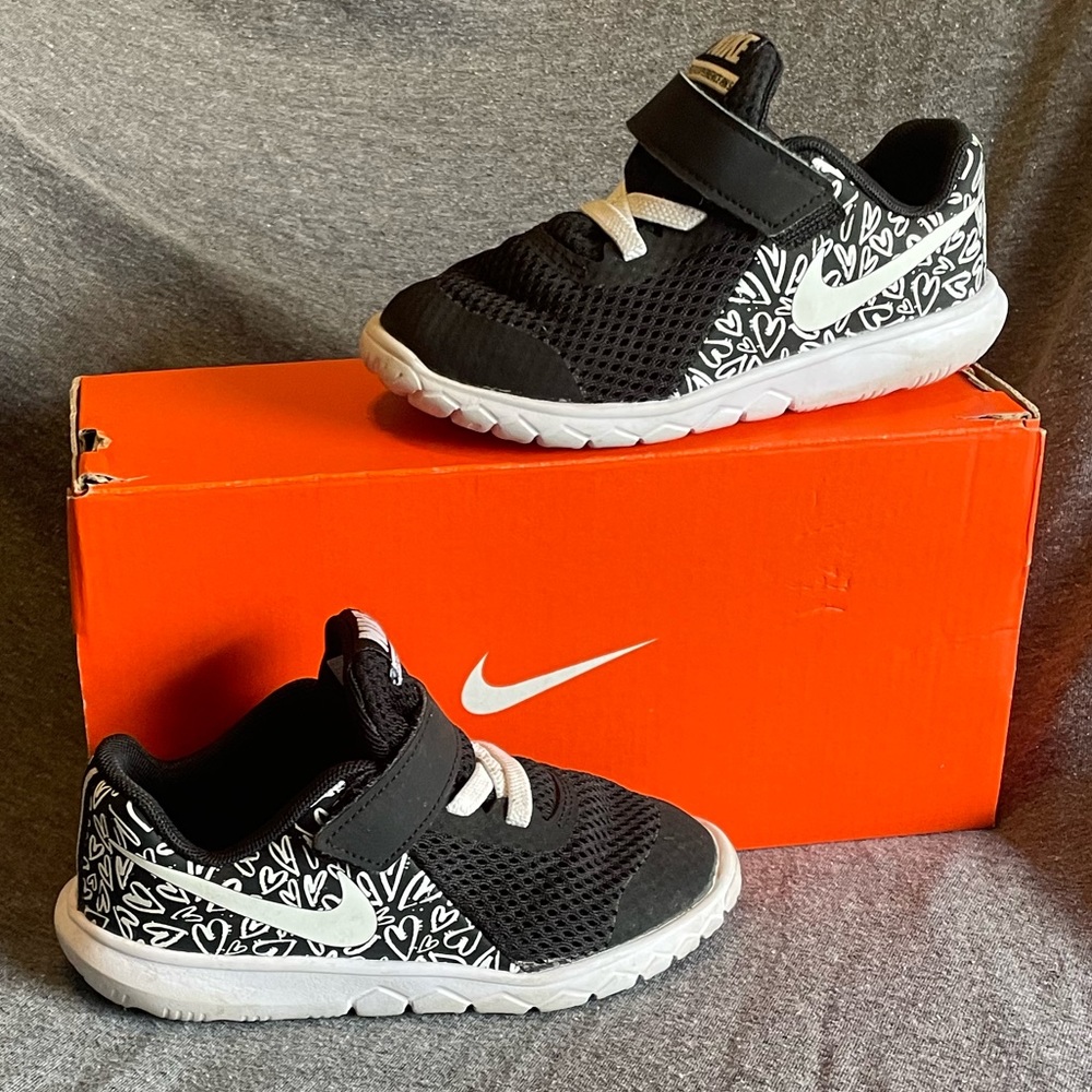 Nike - Flex Experience 5 - with Box - Children’s 9 - Black and White Heart Print
